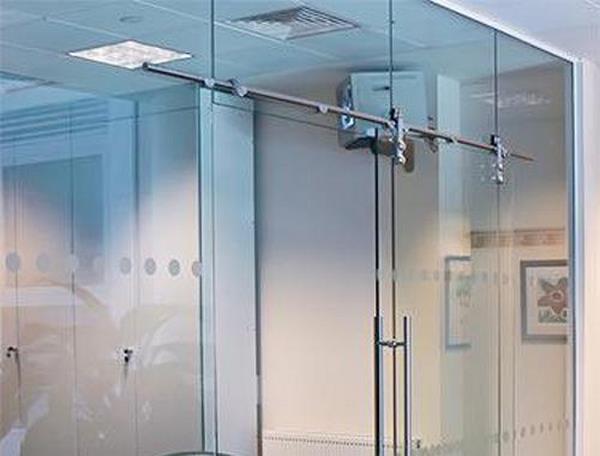 Cửa kính lùa ray treo phi 25